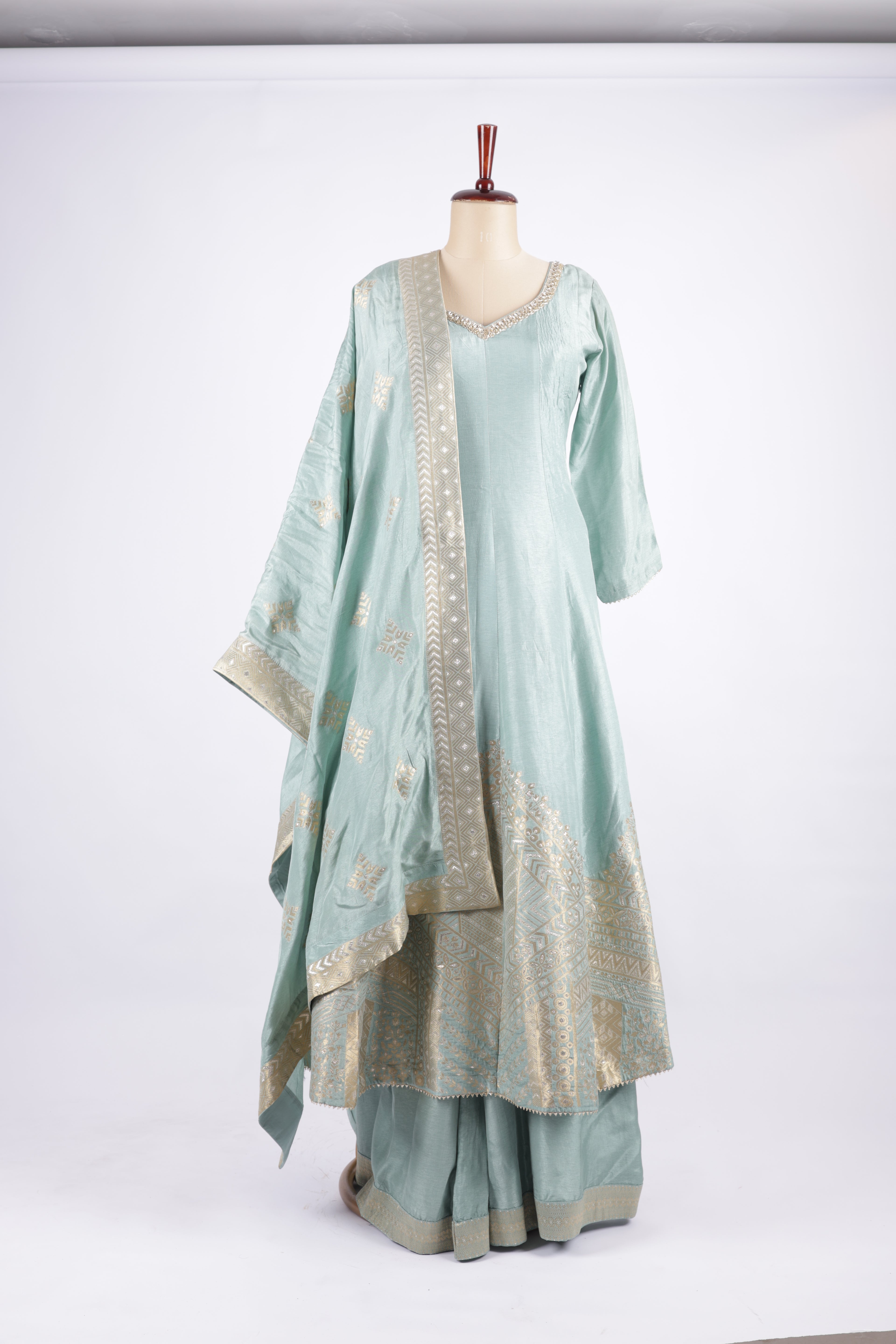 Embroidered suit set