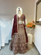 गैलरी व्यूवर में इमेज लोड करें, Zari Velvet Lehenga
