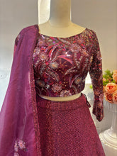 गैलरी व्यूवर में इमेज लोड करें, Embroidered Sequin Lehenga
