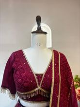 गैलरी व्यूवर में इमेज लोड करें, Velvet Paisley Lehenga
